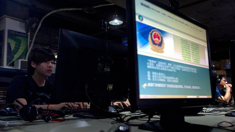 自2018年起,中国立法全面禁止民众使用VPN(虚拟私人网路)突破网络管制连线境外网站。根据相关法律,“翻墙”情节严重的,会处以三年以下有期徒刑或者拘役,并处或者单处罚金。(美联社资料图片)