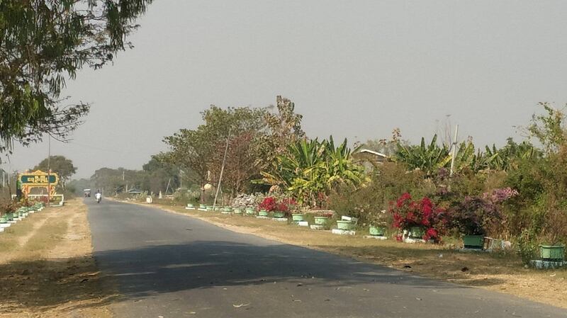 စစ်ကိုင်းတိုင်း၊ ရေဦးမြို့ အဝင်တစ်နေရာကို တွေ့ရစဉ်။ (Photo: Facebook/ We Love Ye-U)