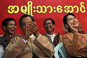 အမျိုးသား ဒီမိုကရေစီ အဖွဲ့ချုပ်က ဒီဇင်ဘာ ၁ ရက်နေ့တွင် ကျင်းပသော အမျိုးသား အောင်ပွဲနေ့ အခမ်းအနားသို့ တက်ရောက်နေသည့် ဒုတိယ ဥက္ကဋ္ဌ ဦးတင်ဦး (ဝဲ)၊ အထွေထွေ အတွင်းရေးမှူး ဒေါ်အောင်ဆန်းစုကြည် (အလယ်) နှင့် ဗဟို အလုပ်အမှုဆောင် အဖွဲ့ဝင် ဦးဝင်းတင် (ယာ) တို့ ဖြစ်ပါသည်။ (Photo: AFP)