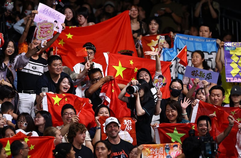 2024年8月3日,中国选手陈梦在巴黎奥运会乒乓球女单决赛中对阵队友孙颖莎,观众打出中国国旗。(路透社)