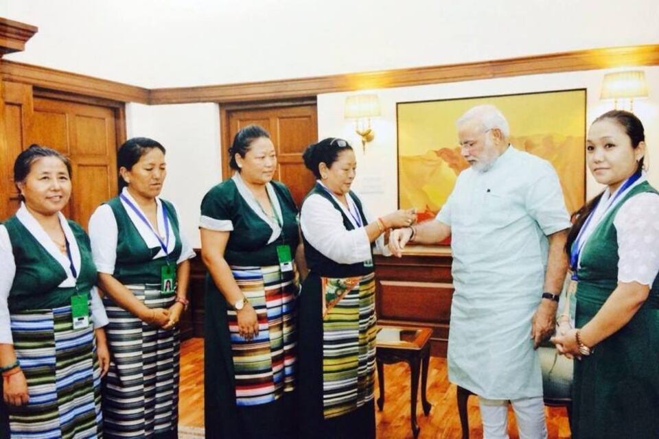 ལྡི་ལི་ས་གནས་བོད་ཀྱི་བུད་མེད་ཚོཊ་པས་རྒྱ་གར་གྱི་སྲིད་བློན་ལ་སྐུད་ཐག་བསྡམས་ནས་སྤུན་གྲོཊ་བསྒྲིཊ་བཞིན་པ། ༢༠༡༤།༨།༡༠