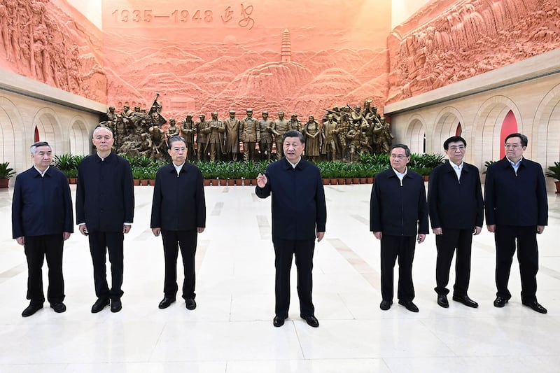 2022年10月27日,习近平带领中共中央政治局常委李强、赵乐际、王沪宁、蔡奇、丁薛祥、李希考察延安。(美联社)