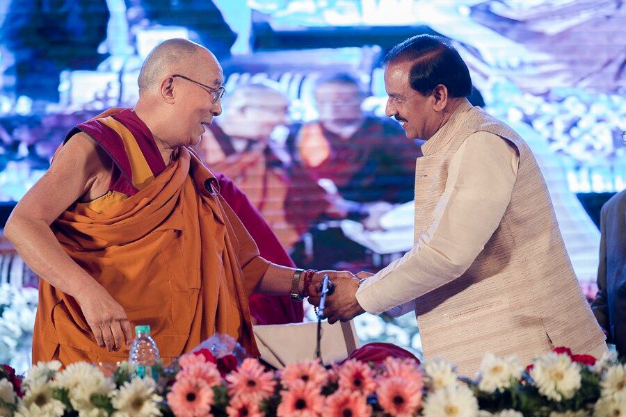 ༧གོང་ས་མཆོག་གིས་རྒྱ་གར་གྱི་ནཱ་ལེནྡྲའི་རྒྱལ་སྤྱིའི་ནང་པའི་ལྷན་ཚོགས་དབུ་འབྱེད་གནང་སྐབས་རྒྱ་གར་གྱི་རིག་གཞུང་བློན་ཆེན་མ་ཧེ་ཤེ་ཤརྨ་ Dr. Mahesh Sharma མཆོག་དང་ལྷན། ༢༠༡༧།༣།༡༧