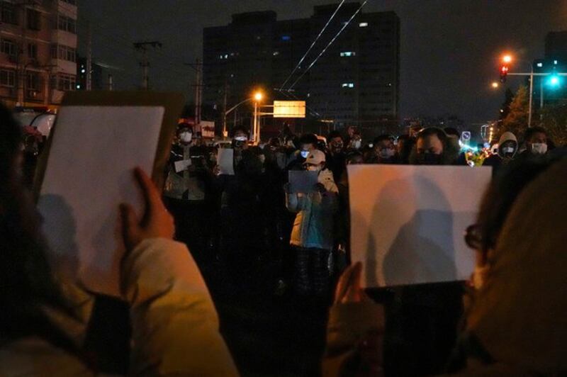 北京民众11月27日手举白纸在街头抗议中国政府的"清零"政策(美联社图片)
