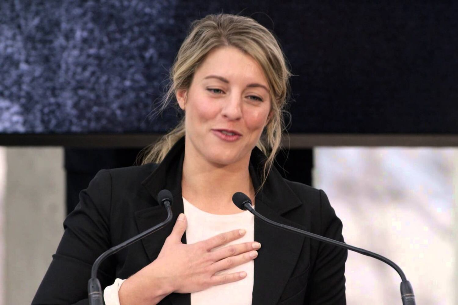 ཁེ་ན་ཊའི་རིག་གཞུང་བློན་ཆེན་ལྕམ་Melanie Joly ༢༠༡༥།༡༢
