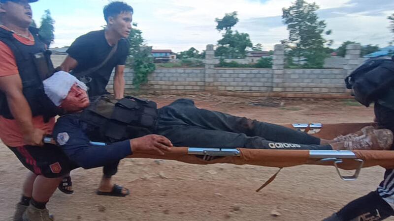 မိုးဗြဲမြို့တွင် စစ်ကောင်စီ၏ လက်နက်ကြီးကြောင့် ဒဏ်ရာရှိသည့် ပြည်သူ့ကာကွယ်ရေးတပ်ဖွဲ့ဝင် တစ်ဦးအား ၂၀၂၃ ခုနှစ် ဇွန်လ ၆ ရက်နေ့က တွေ့ရစဉ်။(Photo : MOBYE PDF Rescue Team-MPRT)