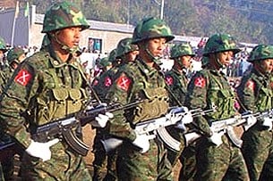 ကချင်လွတ်မြောက်ရေး တပ်မတော် (KIA) ၏ လက်ရှိ ဌာနချုပ်တည်ရာ လိုင်ဇာမြို့ စစ်ရေးပြ အခမ်းအနားတခုတွင် လက်နက်ကိုင် ကချင်စစ်သည်များကို တွေ့ရသည့် မှတ်တမ်းပုံ
