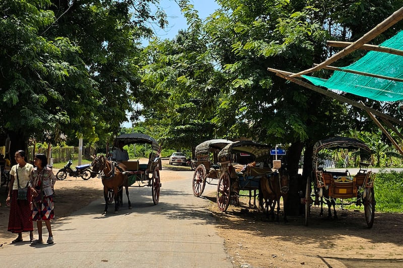 မန္တလေးတိုင်းက အင်းဝမြို့ဟောင်းမှ မြင်းလှည်းသမားတချို့အား ၂၀၂၃ ခုနှစ် ဇွန်လ ၁၉ ရက်နေ့က တွေ့ရစဉ်။ (Photo: RFA)