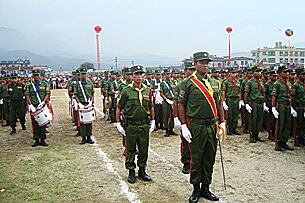 ဝူပည်နယ် ္ဘငိမ်းခဵမ်းရေးနေႛ ိံြစ်၂ဝူပည့် အခမ်းအနား ဧ္ဘပီ ၁၇ရက်နေႛက ပန်ဆန်းတြင် ကဵင်းပစဉ် စစ်ရေးူပနေသော ဝူပည် သြေးစည်းညီႌြတ်ရေး (UWSA) တပ်ဖြဲႚမဵား ူဖစ်ပၝသည်။ (Photo Courtesy of UWSA)