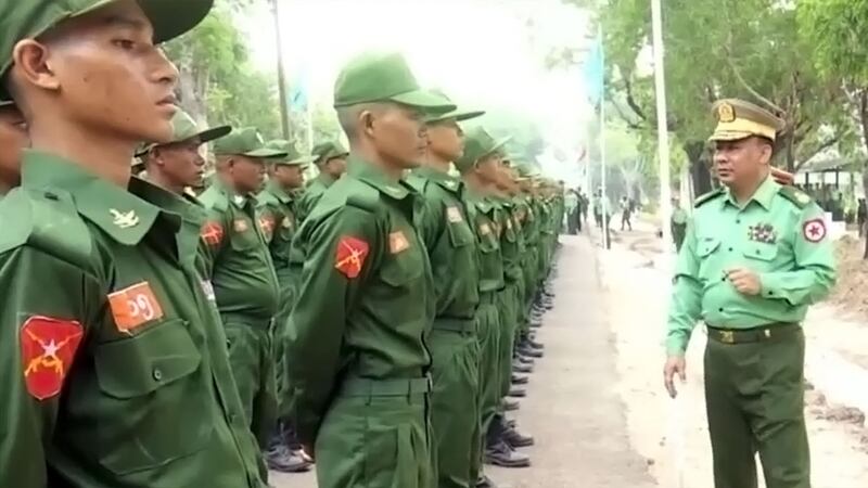 စစ်ကောင်စီ အရာရှိတစ်ဦးနဲ့ ပြည်သူ့စစ်မှုထမ်းသင်တန်းအပတ်စဥ် (၁) တက်ရောက်နေသူများကို ၂၀၂၄ ခုနှစ်၊ ဧပြီလ ၈ ရက်နေ့က တွေ့ရစဉ်။ (Photo: Myanmar Military)