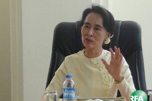 ဒေါ်အောင်ဆန်းစုကြည်နဲ့ မြန်မာနိုင်ငံစာနယ်ဇင်းကောင်စီ(ယာယီ) အဖွ့ဲဝင်တွေ သြဂုတ်လ ၁၃ ရက်နေ့က လွှတ်တော်ဝင်းအတွင်း ရှိ ကော်မတီရေးရာအဆောင်မှာ တွေ့ဆုံကြစဉ်