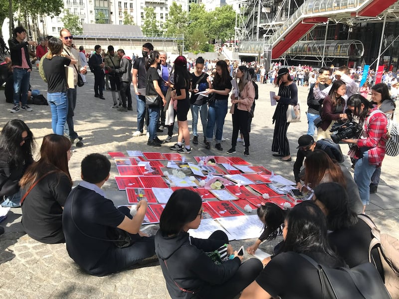 2019年6月16日,在巴黎的香港侨民也共襄盛举,齐聚蓬皮杜中心广场,要求港府完全撤回《逃犯条例》。集会中,也举行悼念仪式,为因“反送中”而坠楼逝世的同路人默哀,表达侨民们对他的敬意与哀伤。(记者蔡凌)