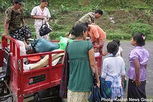 ကချင်ပြည်နယ်အတွင်း ဖြစ်ပွားနေသည့် တိုက်ပွဲများကြောင့် ၂ဝ၁၁ ခုနှစ် ဇွန်လအတွင်း တရုတ်-မြန်မာနယ်စပ် လိုင်ဇာမြို့ကို ဝင်ရောက် ခိုလှုံလာသော မြန်မာနိုင်ငံသား တချို့ကို တွေ့ရပုံ။
