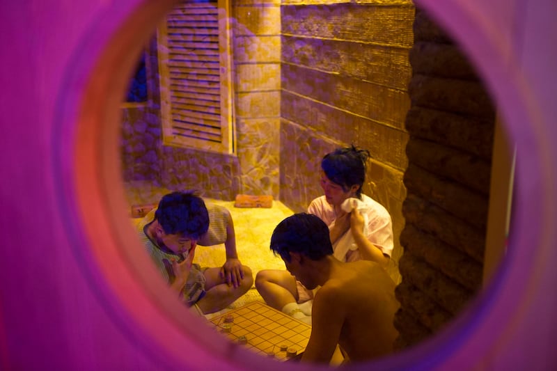 2013년 5월, 평양 해당화건강복합체 사우나 내부에서 북한 주민들이 보드게임을 즐기고 있다.