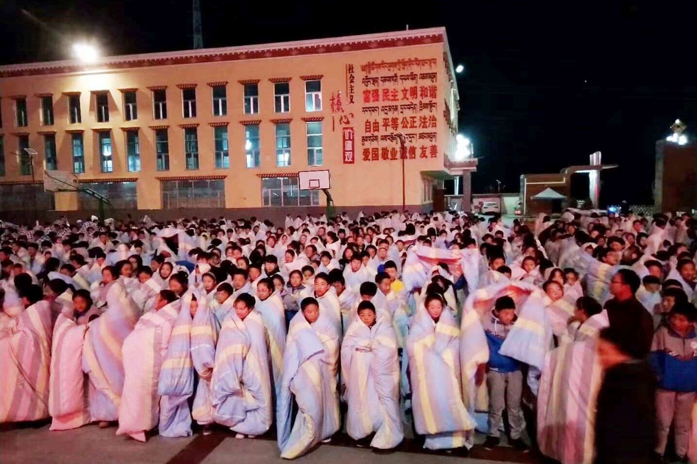 སློབ་ཕྲུག་མང་པོ་ས་ཡོལ་གྱི་ཉེན་ཡོལ་ཆེད་ཕྱི་ལ་ཐོན་པ། ༢༠༡༨།༡༠།༢༨