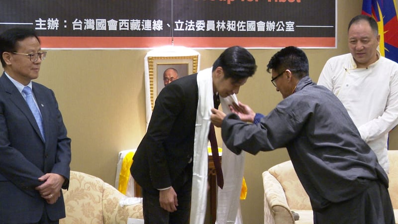 西藏台湾人权连线理事长札西慈仁向立委林昶佐献哈达表示祝福感谢。(记者李宗翰摄)