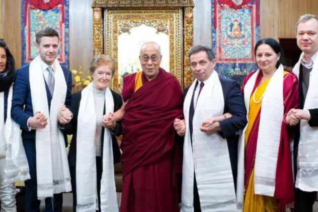 ཡུ་རོབ་སྤྱི་མཐུན་ཚོགས་པའི་སྐུ་ཚབ་རྣམ་པས་བཞུགས་སྒར་དུ་༧གོང་ས་སྐྱབས་མགོན་ཆེན་པོ་མཆོག་དང་མཇལ་འཕྲད་སྐབས། ༢༠༡༤།༣།༡༢