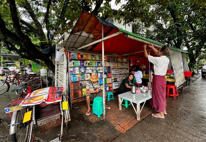 ရန်ကုန်မြို့ ကမာရွတ် ၃ ရပ်ကွက်၊ ဗဟိုလမ်း၊ ဆိုက်ကားဂိတ်မှတ်တိုင်အနား အောင်ချမ်းသာ ၂ လမ်းနှင့် မြဇေယျာလမ်းထောင့်မှာရှိသည့် “မနောဖြူ” စာပေရေချမ်းစင်ကို ၂၀၂၃ ခုနှစ် စက်တင်ဘာလ ၁၄ ရက်နေ့က တွေ့ရစဉ်။ (Photo: RFA)