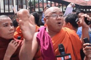 ဘင်္ဂလားဒေ့ရှ် နိုင်ငံ ပန်းဝါ ခေါ် ရာမူးမြို့တွင် ဗုဒ္ဓဘာသာ ဘုန်းတော်ကြီးကျောင်းများ မီးရှို့ ဖျက်ဆီးခံရမှုကို ကန့်ကွက်သည့် အနေဖြင့် ၂ဝ၁၂ အောက်တိုဘာလ ၅ ရက်နေ့က ရန်ကုန်မြို့ ဘင်္ဂလားဒေ့ရှ် သံရုံးရှေ့တွင် သံဃာတော်များ ဆန္ဒပြနေစဉ်။
