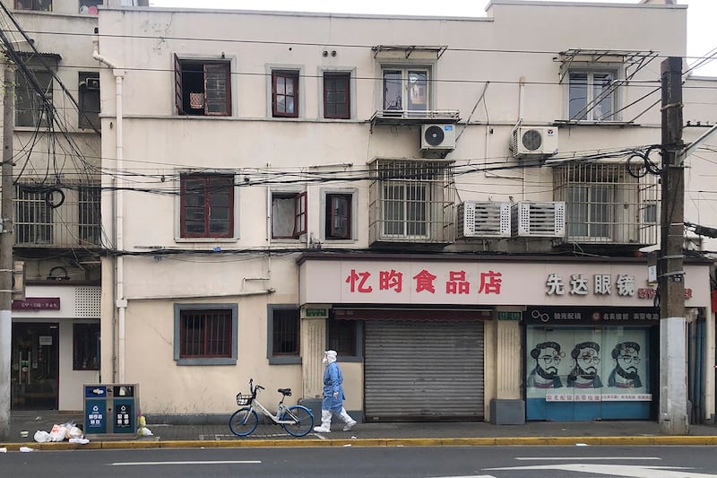 2022年4月1日封城期间上海一家关闭的食品店(美联社)