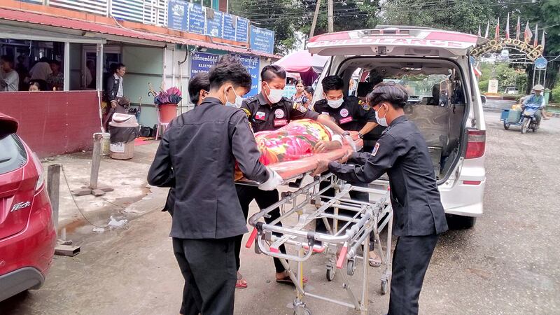 ရခိုင်ပြည်နယ်၊ ကျောက်တော်မြို့နယ်၊ အပေါက်ဝကျေးရွာမှလူနာအား နေအိမ်သို့ မေတ္တာရောင်ခြည်ဖောင်ဒေးရှင်းမှ ကူညီပို့ဆောင်ပေးနေသည်ကို ၂၀၂၂ ခုနှစ်၊ သြဂုတ် ၁၄ ရက်နေ့က တွေ့ရစဉ်။ (ဓာတ်ပုံ - မေတ္တာရောင်ခြည်ဖောင်ဒေးရှင်း အရေးပေါ်လူမှုကူညီရေးနှင့်သွီးလှူရှင်များအသင်း)
