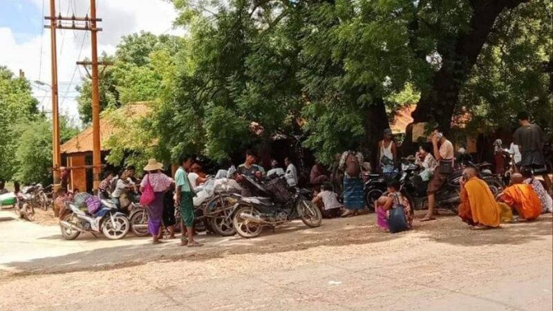 စစ်ကောင်စီစစ်ကြောင်းထိုး ဝင်ရောက်မှုကြောင့် နေရပ်စွန့်ခွာ တိမ်းရှောင်နေရသည့် ဆားလင်းကြီးမြို့နယ်မှ စစ်ဘေးဒုက္ခသည်များအား ၂၀၂၃ ခုနှစ်၊ ဇူလိုင်လ ၂၁ ရက်နေ့က တွေ့ရစဉ်။ (Photo: Citizen Journalist)