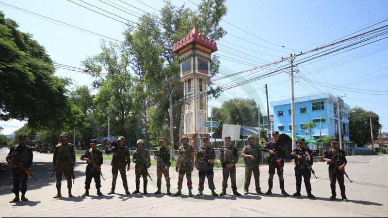 တအာင်းအမျိုးသား လွတ်မြောက်ရေးတပ်မတော် (TNLA) တပ်ဖွဲ့ဝင်များအား ၂၀၂၄ ခုနှစ် ဩဂုတ်လ ၁၄ ရက်နေ့က သီပေါမြို့တွင် တွေ့ရစဉ်။ (Telegram/ PSLF/TNLA News)