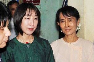 မြန်မာနိုင်ငံကို ၃ ရက်ကြာ အလည်အပတ်လာရောက်သော ဂျပန်လွှတ်တော် ဒုတိယ နိုင်ငံခြားရေးဝန်ကြီး မာကီကို ကီကူတာ (ဝဲ) ကို ၂၀၁၁ ခုနှစ် ဇွန်လ ၂၉ ရက်နေ့က ဒေါ်အောင်ဆန်းစုကြည်နှင့်အတူ အမျိုးသားဒီမိုကရေစီ အဖွဲ့ချုပ်ရုံးတွင် တွေ့ရပုံ။
