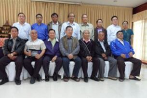 ၂၀၁၁ ဒီဇင်ဘာလ ၂၁ ရက်၊ မြန်မာအစိုးရ ငြိမ်းချမ်းရေးဆွေးနွေးရေးအဖွဲ့နှင့် ကေအင်ယူ ကရင်အမျိုးသားအစည်းအရုံးတို့ ထိုင်း-မြန်မာနယ်စပ် မဲဆောက်မြို့တွင် အပစ်အခတ် ရပ်စဲရေး ဆွေးနွေးပွဲ ကျင်းပခဲ့စဉ်။ မီးရထားဝန်ကြီး ဦးအောင်မင်း (ဝဲ ရှေ့တန်း- တတိယ)