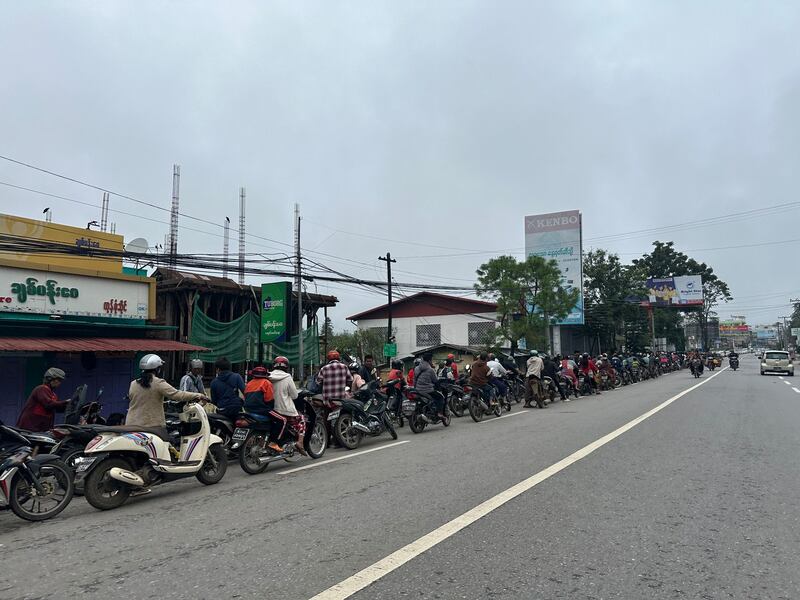 ပြင်ဦးလွင်မြို့တွင် ဓာတ်ဆီရဖို့ တန်းစီစောင့်ဆိုင်းဝယ်ယူနေကြသူများအား ၂၀၂၄ ခုနှစ် ဩဂုတ်လ ၁၃ ရက်နေ့က တွေ့ရစဉ်။ (Photo: RFA)