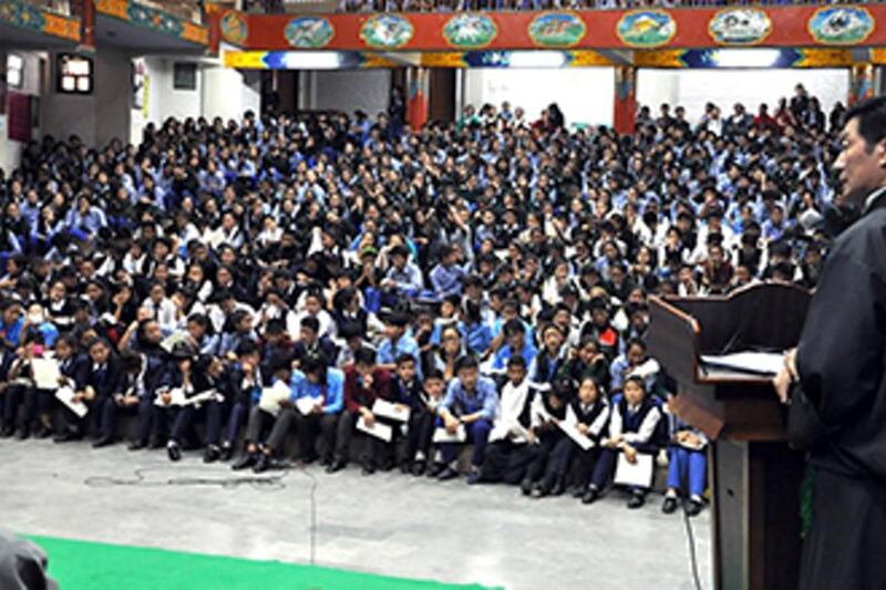 བཙན་བྱོལ་བོད་མིའི་སློབ་གྲྭ་ཁག་གི་རིག་ལམ་བྱེད་སྒོའི་མཇུག་བསྡོམས་མཛད་སྒོའི་སྟེང་སྲིད་སྐྱོང་མཆོག་གི་གཏམ་བཤད་གནང་བ། 2015/6/29