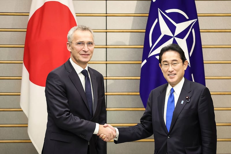2023年1月31日,日本首相岸田文雄在东京会晤北约秘书长斯托尔滕贝格(左),双方首次讨论了开设联络处的想法。。(Takashi Aoyama/Pool Photo via AP)