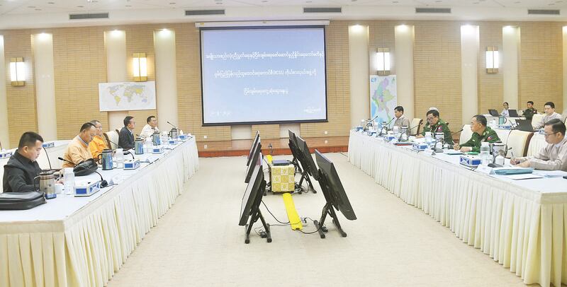 အမျိုးသားစည်းလုံးညီညွတ်ရေးနှင့် ငြိမ်းချမ်းရေး ဖော်ဆောင်မှု ညှိနှိုင်းရေးကော်မတီနှင့် ရှမ်းပြည်ပြန်လည် ထူထောင်ရေးကောင်စီ (RCSS) ကိုယ်စားလှယ်အဖွဲ့တို့ ၂၀၂၃ ခုနှစ် စက်တင်ဘာ ၂၁ ရက်နေ့က နေပြည်တော်တွင် တွေ့ဆုံခဲ့ကြစဉ်။ (Photo: Myanmar Military)