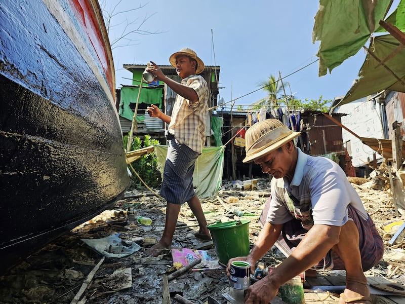 ရန်ကုန်မြို့ ကြည့်မြင်တိုင်မြို့နယ်တစ်ဖက်ကမ်း အလတ်ချောင်းရပ်ကွက်အတွင်း သမ္ဗန်များ တည်ဆောက်၊ ပြုပြင်နေသည်ကို ၂၀၂၃ ခုနှစ်၊ နိုဝင်ဘာလ ၂၈ ရက်နေ့က တွေ့ရစဉ်။ (Photo: RFA)