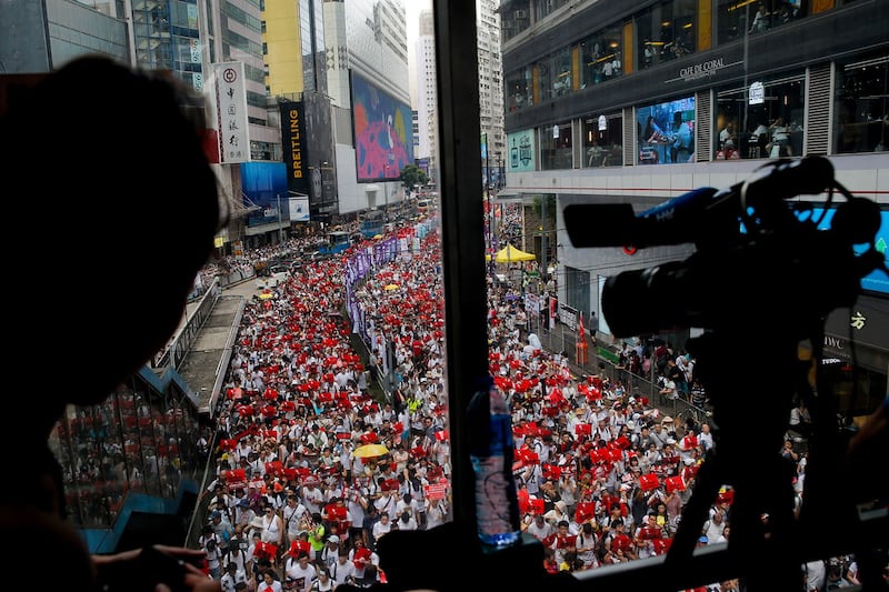 2019年6月9日,香港民间人权阵线举行反对修订《逃犯条例》的大游行,记者在拍摄抗议大游行。(美联社)