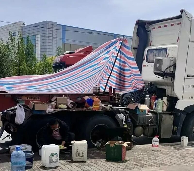 货运司机不得离车,风餐露宿。(网络视频图片)