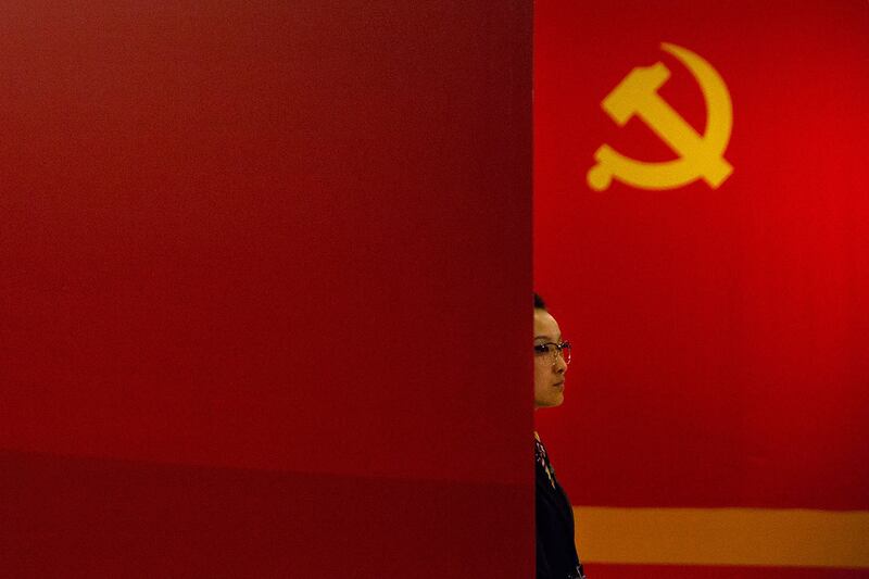 中国管控新闻业拟再升级,当局近日公布要求记者、新闻编采岗位的人员参加“继续教育”,且每年要接受至少 90 小时培训,强调以“培养党和人民放心的新闻舆论工作队伍”。(美联社资料图片)