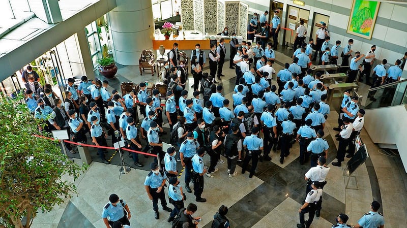 2021 年 6 月 17 日,警察聚集在香港苹果日报总部大厅。 (美联社)