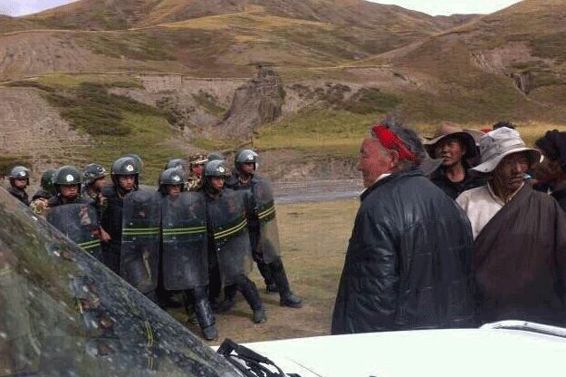 རྒྱ་མི་ཉེ་རྟོག་མི་སྣས་བོད་མིའི་ཐོག་མེ་མདའ་བརྒྱབ་སྟེ་བོད་མི་བཞི་དམར་གསོད་དང་བོད་ལྔ་བཅུ་ལྷག་ལ་རྨས་སྐྱོན་ཕོག་འདུག