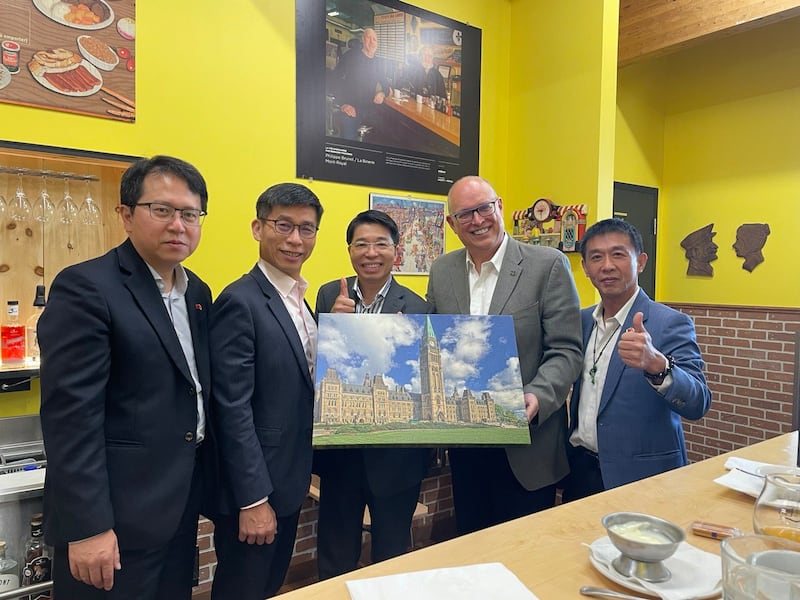 台湾驻加拿大代表陈文仪(右三)即将离任，加拿大众议员贝哲洪(Stephane Bergeron，右二)特别赠送一幅国会山庄油画留念。贝哲洪与台湾立委邱志伟(左一)、锺佳滨(左二)、许智杰(右一)会面，表达对台湾的支持。 (驻加拿大台北经济文化代表处提供)