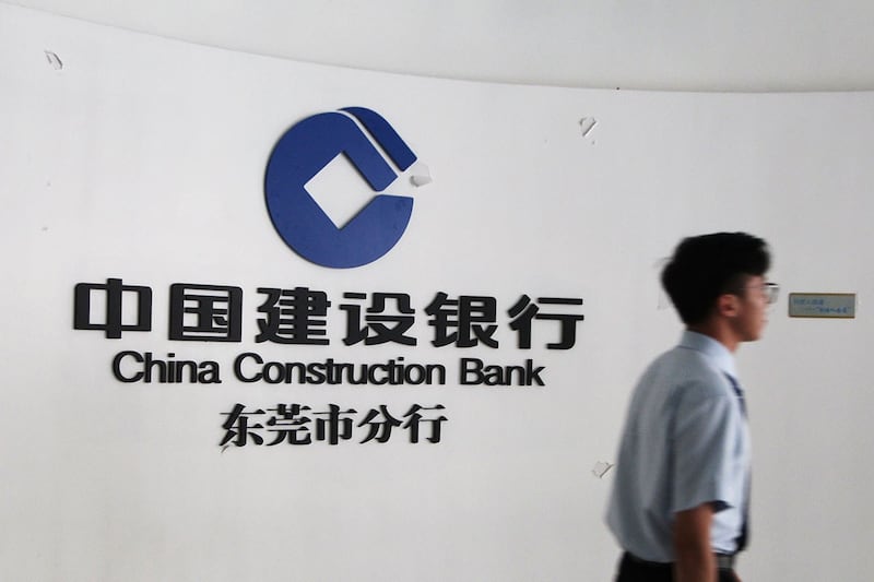 在六大行当中,只有中国银行人员增加,其他都在裁员,工商银行半年内减少超过1万人,建行和农行也减4000多人。图为中国建设银行东莞分行的员工。(路透社)