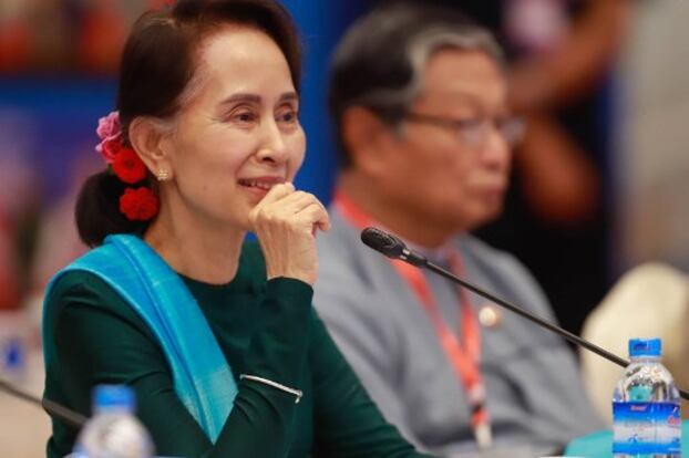 NRPC ဥက္ကဋ္ဌ နိုင်ငံတော်အတိုင်ပင်ခံပုဂ္ဂိုလ်ကို ၂၀၁၈ ခုနှစ် ဖေဖော်ဝါရီလ ၂၈ ရက်နေ့ကကျင်းပတဲ့ JICM အစည်းအဝေးမှာတွေ့ရစဉ်