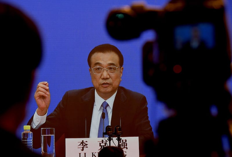 2020年5月28日,李克强在回答记者问题时称,中国人均年收入是3万元人民币,但有6亿人每个月的收入也就1000元。(AFP)