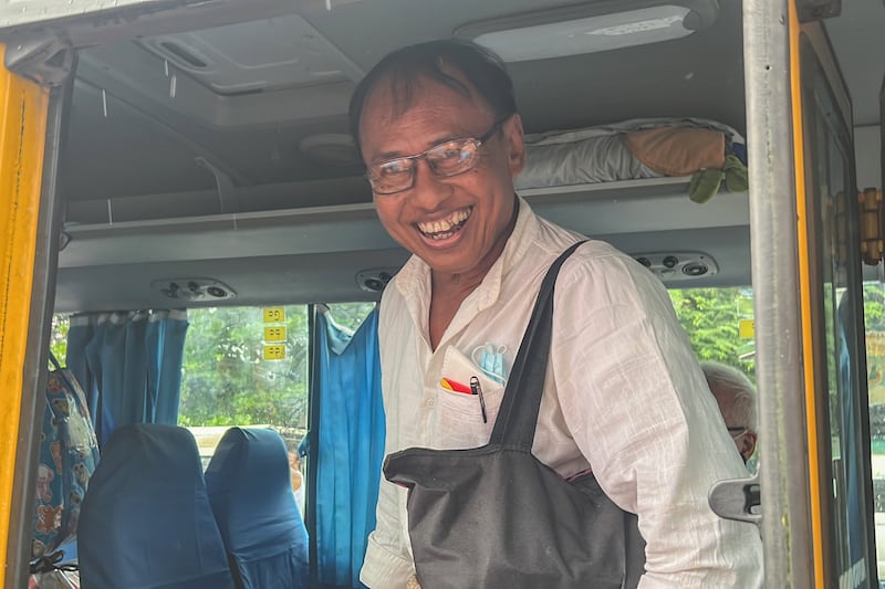 ၂ဝ၂၁ ခုနှစ် ဖေဖော်ဝါရီလ ၁ရက်နေ့ကတည်းက ဖမ်းဆီးခံခဲ့ရပြီး နှစ်နှစ်နီးပါးအကြာတွင် ပြန်လည်လွတ်မြောက်လာသည့် စာရေးဆရာ မောင်သာချို။ (Photo: RFA)