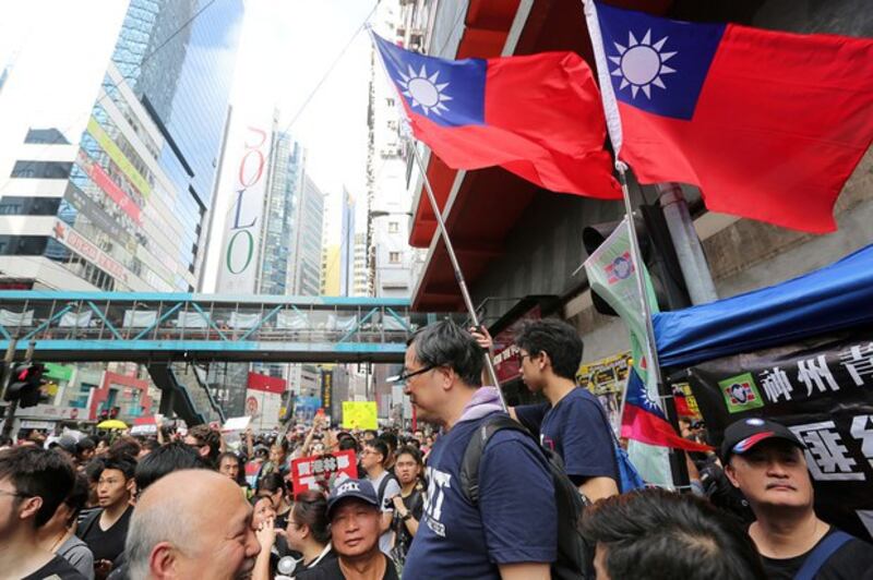 香港反送中运动街头曾看见台湾的青天白日红旗。(路透社)