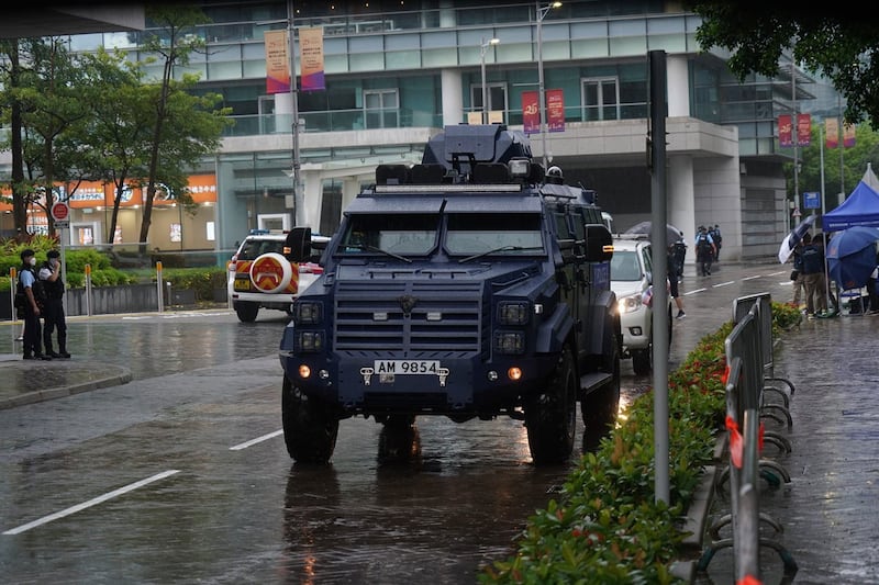 2022年7月1日,香港警方在湾仔仪式场地周围部署防暴车。(RFA)