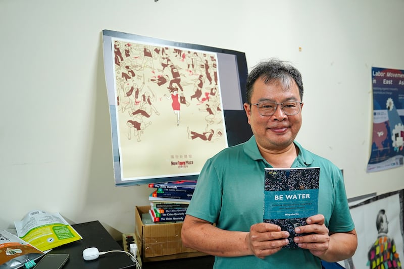 何明修的辦公室收集了一些香港「反送中」時期的文宣、藝術作品。