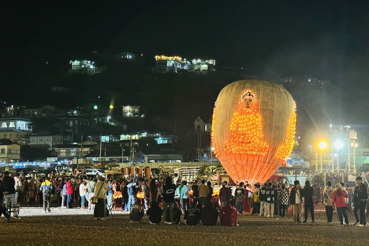 စစ်ကောင်စီ ဦးဆောင်ကျင်းပသည့် တောင်ကြီး တန်ဆောင်တိုင်ပွဲတော်မြင်ကွင်းတစ်ခုအား ၂၀၂၃ ခုနှစ်၊ နိုဝင်ဘာလ ၂၄ ရက်နေ့ ညပိုင်းက တွေ့ရစဉ်။