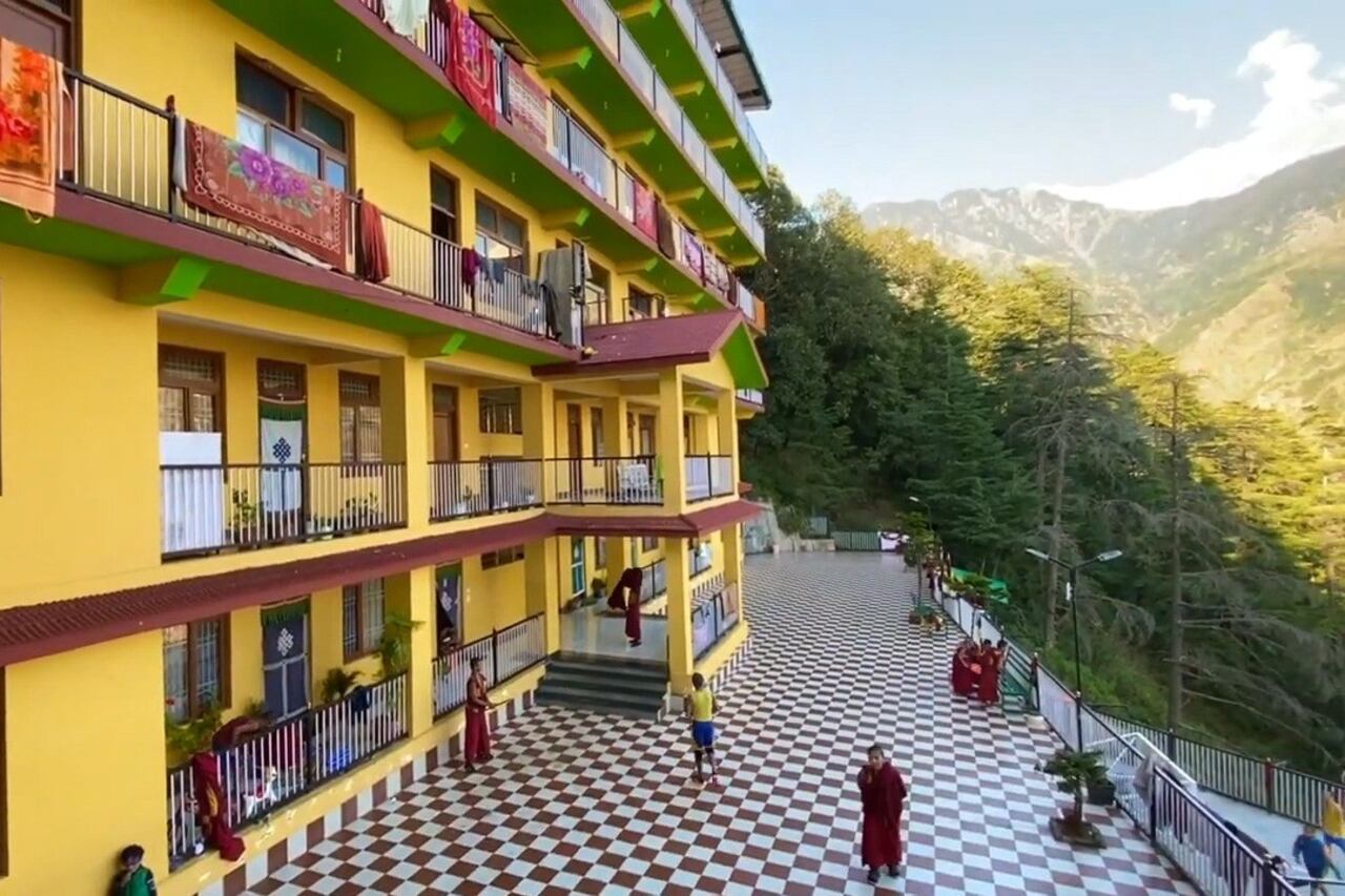 བཞུགས་སྒར་རྣམ་རྒྱལ་གྲྭ་ཚང་གི་སློབ་གྲྭ།
