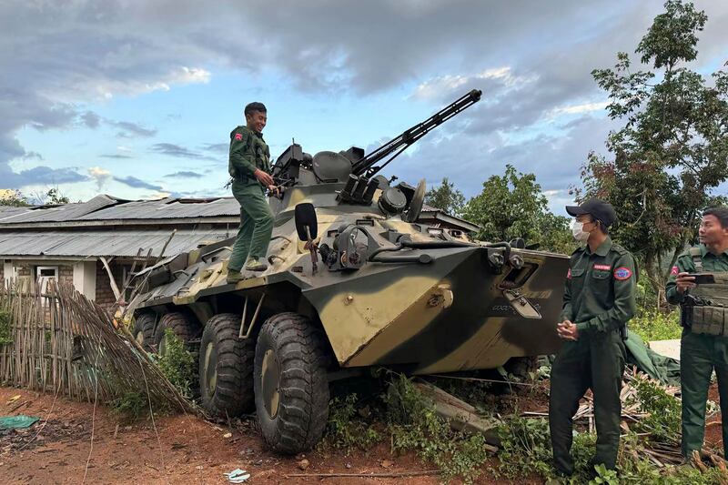 ရှမ်းပြည်မြောက်ပိုင်း သိန္နီမြို့နယ်တွင် မြောက်ပိုင်းမဟာမိတ်သုံးဖွဲ့က တိုက်ခိုက်သိမ်းယူလိုက်သည့် စစ်ကောင်စီတပ်စခန်းတစ်ခုတွင် သံချပ်ကာတင့်ကားတစ်စီးကို ၂၀၂၃ ခုနှစ် နိုဝင်ဘာလ ၂၄ ရက်နေ့က တွေ့ရစဉ်။ (The Kokang online media via AP)